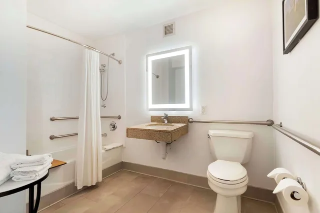 غرفة قياسية بسرير كينج لذوي الإعاقة، Best Western Plus Kansas City Sports Complex Hotel 8/8