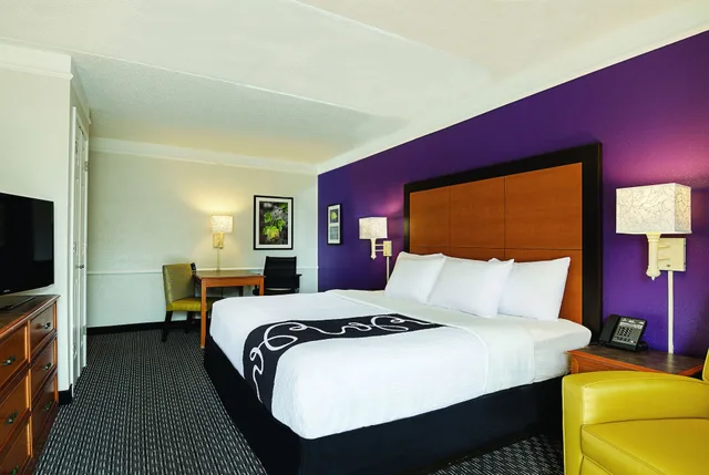 غرفة بسرير كينج لذوي الإعاقة، Baymont By Wyndham Greenville Woodruff Rd 2/10