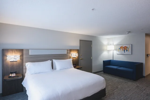 غرفة بسرير كينج لذوي الإعاقة، Holiday Inn Express & Suites Marquette, an IHG Hotel 2/10