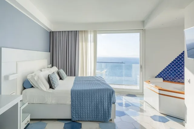 جناح جونيور بسرير مزدوج بإطلالة جزئية على البحر، Lloyd's Baia Hotel 3/8