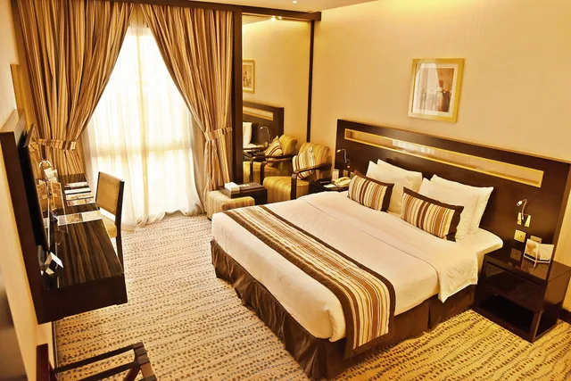غرفة قياسية بسرير كينج، Golden Tulip Bahrain 5/10
