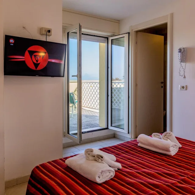 غرفة بسرير مزدوج بإطلالة على البحر، Hotel Beverly 1/9