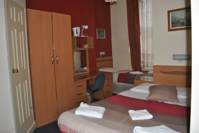 غرفة ثلاثية بسرير مزدوج وسرير فردي، Guilford House 3/4