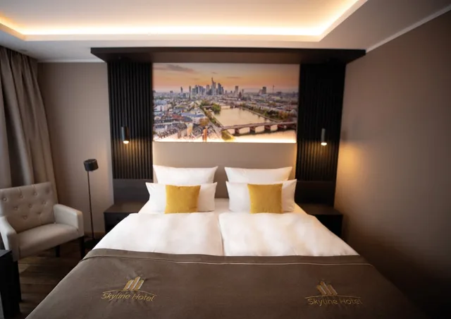 City, Queen Bed, Skyline Hotel 2/8