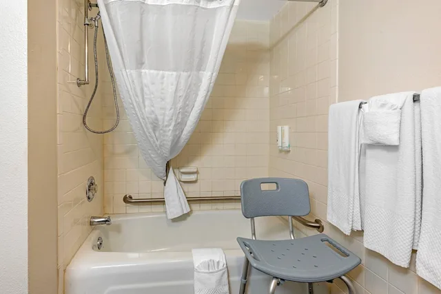 غرفة بسرير كينج لذوي الإعاقة، Quality Inn and Conference Center I-80 Grand Island 8/8