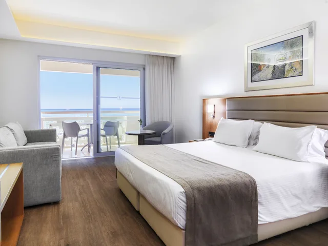 Room, 1 Queen and 2 Bunk Beds, Sea Front, Marina View، St Raphael Resort and Marina 1/10