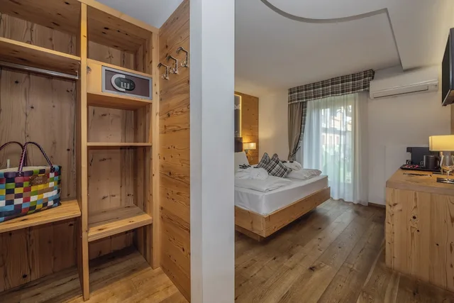 جناح بسرير كينج وثلاثة أسرّة، Hotel Palace Ravelli 2/4