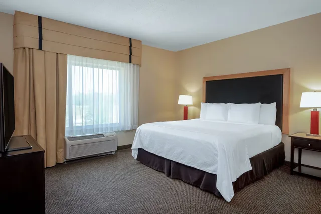 Suite, Accessible, Wyndham Noblesville 2/3
