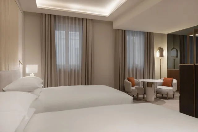 غرفة ديلوكس بسريرين كوين بإطلالة على الفناء، JW Marriott Hotel Madrid 4/8