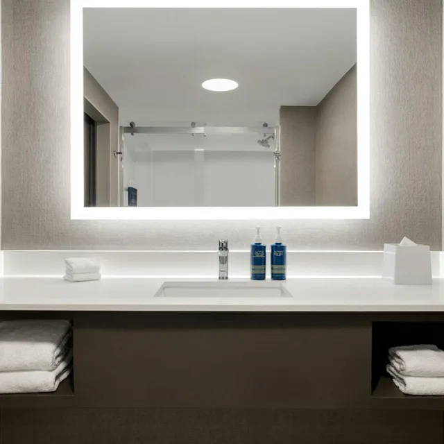 جناح بسرير كينج مع أريكة، Four Points by Sheraton Columbus - Polaris 5/7