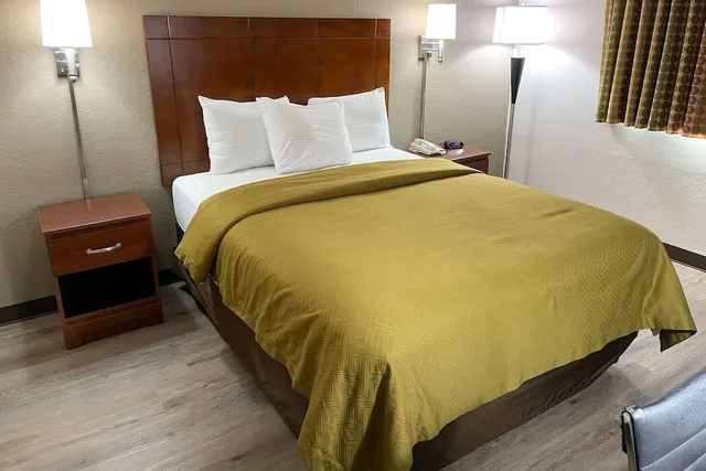 غرفة قياسية بسرير كوين لذوي الإعاقة، Econo Lodge Cartersville Emerson Lake Point 4/10