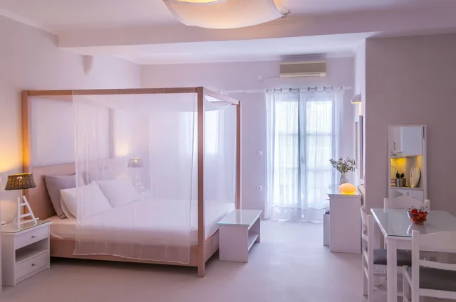 جناح شهر العسل، Milos Bay Suites 1/5
