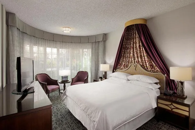 Castle, Turret, Suite, Sofa، Anaheim Majestic Garden Hotel 1/1