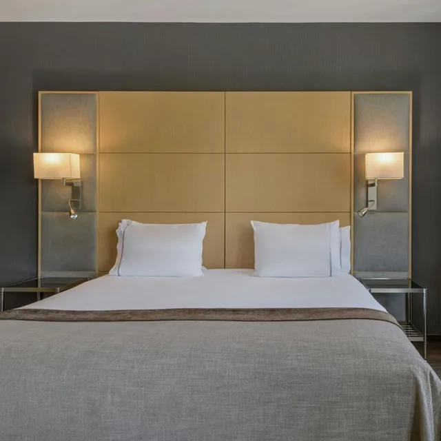 Standard, King Bed, Street View، Ac Hotel Victoria Suites 4/7
