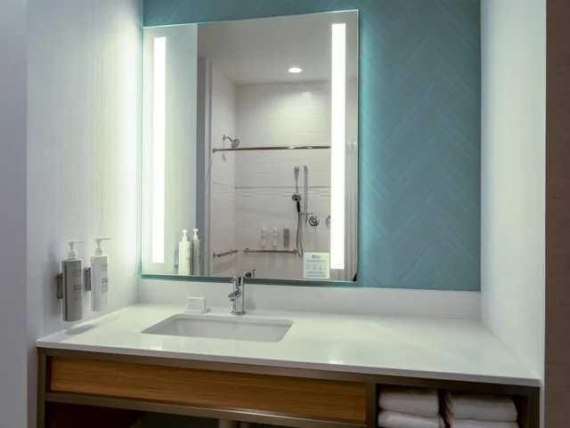 غرفة قياسية بسرير كينج لذوي الإعاقة، Hilton Garden Inn Austin Central 6/8