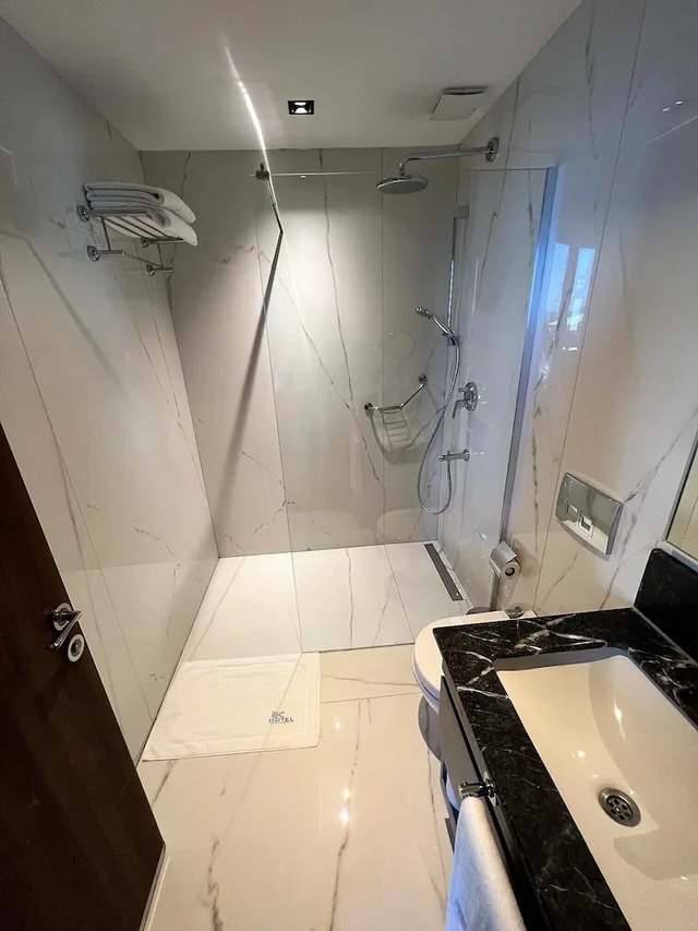 جناح جونيور بسرير كوين، B&C Hotel Spa 1/2