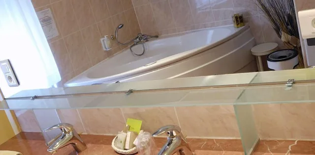 جناح عائلي بسرير مزدوج وسرير بطابقين، LES REFLETS JAUNES 1/1
