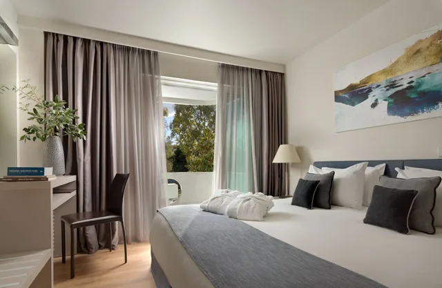 جناح عائلي بسرير كينج مع أريكة، Blazer Suites 2/3