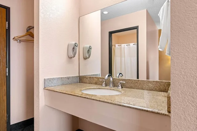 غرفة بسرير كينج، Super 8 by Wyndham Bourbonnais/Kankakee Area 3/5