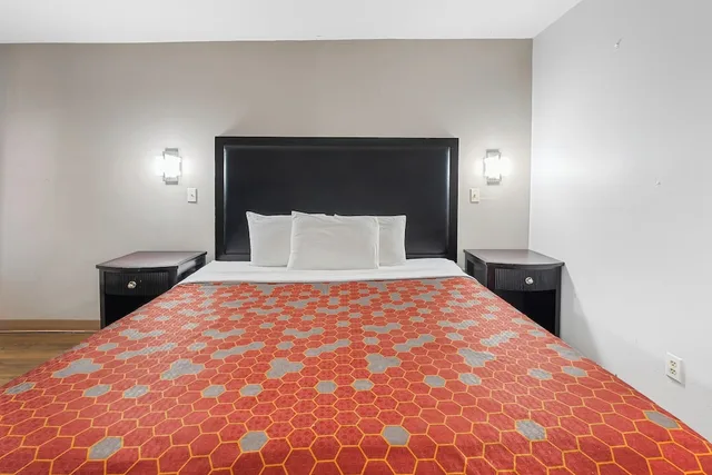 Deluxe, King Bed, Smoking, Red Carpet Inn Philadelphia Airport 3/8