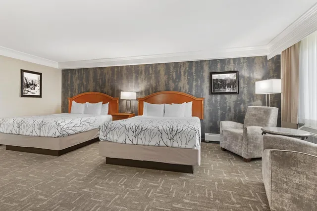 غرفة قياسية كبيرة بسريرين كوين في الملحق، Best Western Plus Silver Saddle Inn 4/7