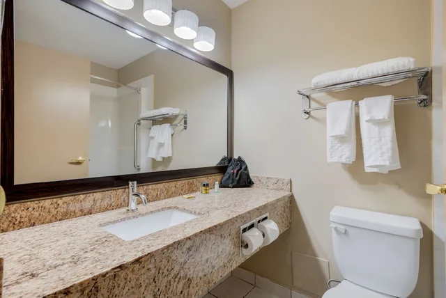 جناح بسرير كينج وسريرين منفصلين مع أريكة، Best Western Plus Red Deer Inn and Suites 6/7