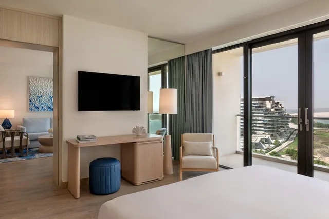 جناح بسرير كينج بإطلالة على البحر بشرفة بغرفة نوم واحدة مع أريكة، Crowne Plaza Abu Dhabi Yas Island 2/2