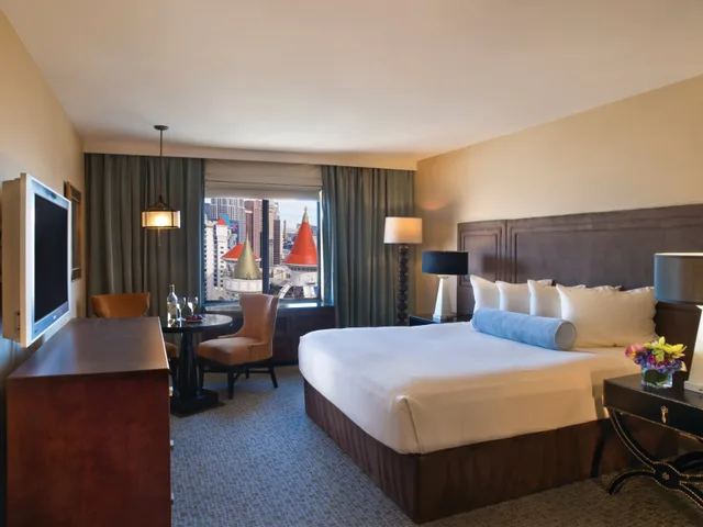 غرفة بسرير كينج، Excalibur Hotel and Casino 1/4