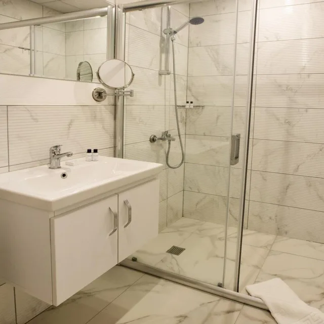 غرفة بسرير مزدوج بإطلالة على البحر بشرفة، First Joy Hotel 3/3