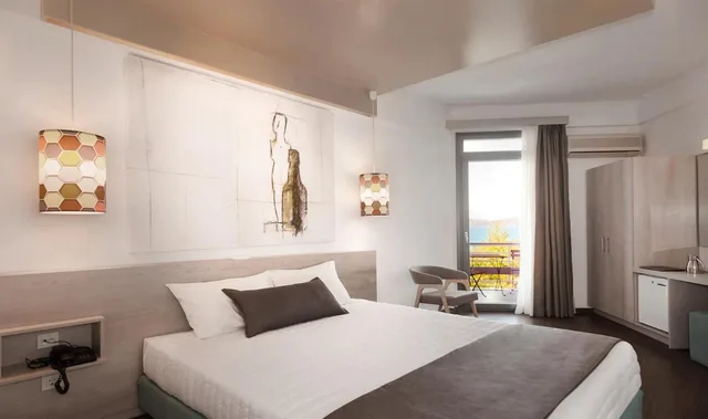 غرفة بسريرين منفصلين بإطلالة على البحر، The Grove Seaside Hotel 2/6