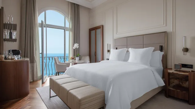 غرفة بريميوم بسرير كينج بشرفة، San Domenico Palace, Taormina, a Four Seasons Hotel 2/5