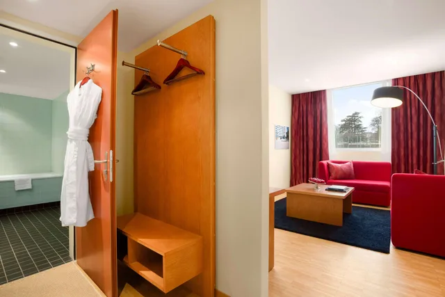 جناح بسرير كينج مع أريكة، Ramada Encore By Wyndham Geneva 2/2