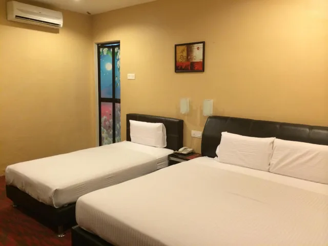 غرفة ديلوكس ثلاثية بسرير كينج وسرير فردي، Grandview Hotel 1/2