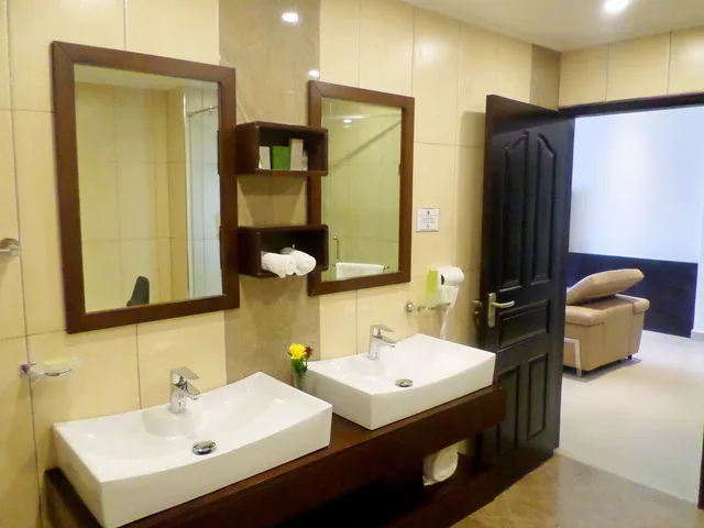 Suite, King Bed, Best Western Premier Garden Hotel Entebbe 2/3