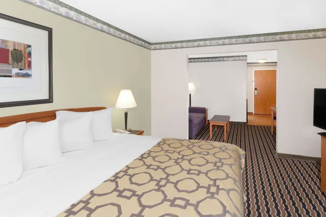 جناح استوديو بسرير كينج، Baymont by Wyndham Fort Wayne 1/1
