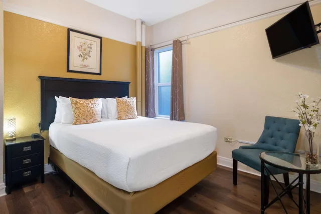 غرفة بسرير كوين، Gilmore Hotel, Trademark Collection by Wyndham 1/3