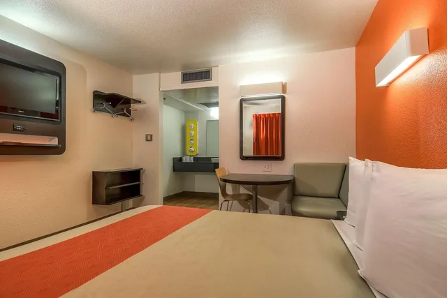 Room, Queen Bed, Motel6 Carlsbad, CA Beach 5/10