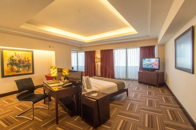 Armani, Suite, King Bed، Merlynn Park Hotel 6/8