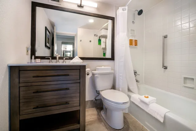 Tower, Standard, 2 Queen Beds, Mountain View, Tower One, Holiday Inn Estes Park 2/4