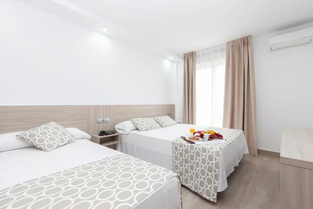 غرفة ثلاثية بسرير كوين وسرير فردي، Olympia Hotel Ronda II 7/10