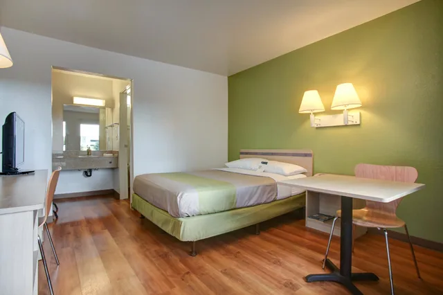 غرفة قياسية بسرير كينج، Motel6 Elkton, MD 3/9