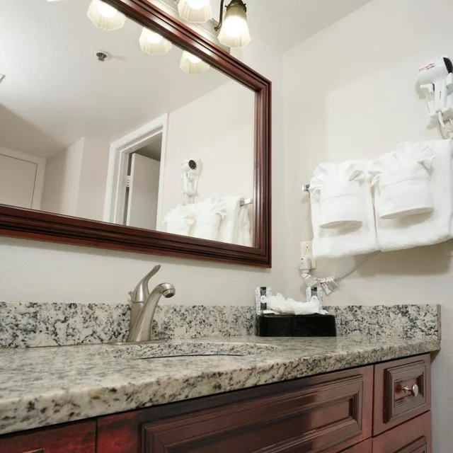 جناح ديلوكس بسرير كينج بشرفة بغرفة نوم واحدة، Parc Corniche Condominium Suites 2/3