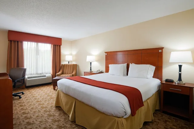 غرفة قياسية بسرير كينج، Holiday Inn Express Hotel And Suites Phenix City Columbus 3/6
