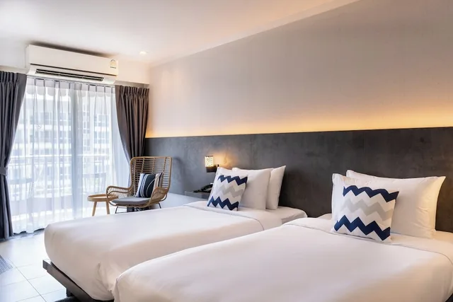 غرفة ديلوكس بسريرين منفصلين بإطلالة على المسبح بشرفة، Heeton Concept Hotel Pattaya by Compass Hospitality 1/3