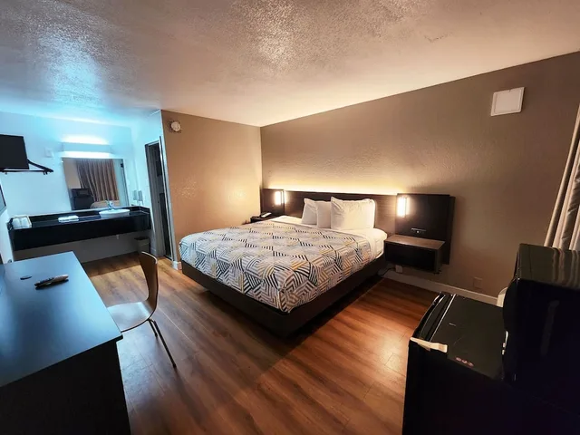 1 King Bed - Mobil Acc RI Shwr Smk Micfridg، Motel6 North Little Rock, AR 4/7