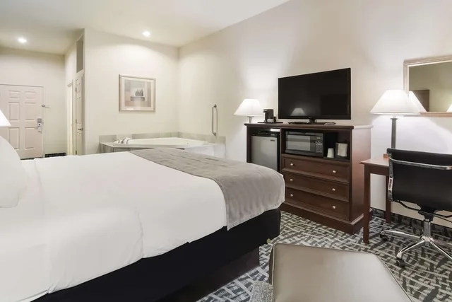 غرفة قياسية بسرير كينج بحوض جاكوزي، Best Western Comanche Inn 1/4