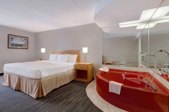 غرفة قياسية بسرير كينج بجاكوزي، Days Inn By Wyndham Niagara Falls Near The Falls 4/10