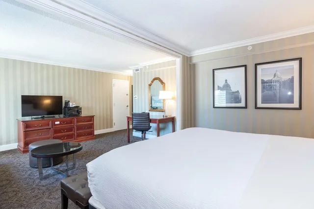 Grand, Deluxe, King Bed, Middle Floor، Sandman Signature Edmonton Downtown Hotel 2/5