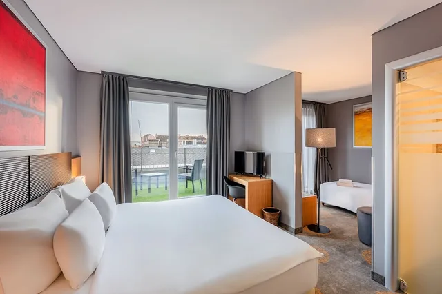 غرفة سوبيريور ثلاثية بسريرين كينج وسرير فردي بشرفة، Museum Hotel Budapest 1/10