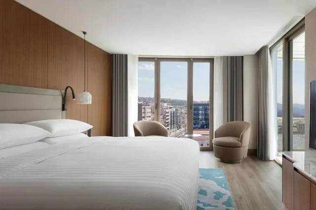 جناح رئاسي تنفيذي بسرير كينج بإطلالة على البحر بغرفة نوم واحدة مع دخول الصالة، Izmir Marriott 1/4